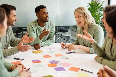 Projectteam bespreekt veranderplanning met gekleurde notities op kantoor